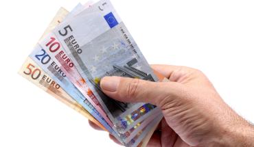 hand-holding-euros-currency_0.jpg